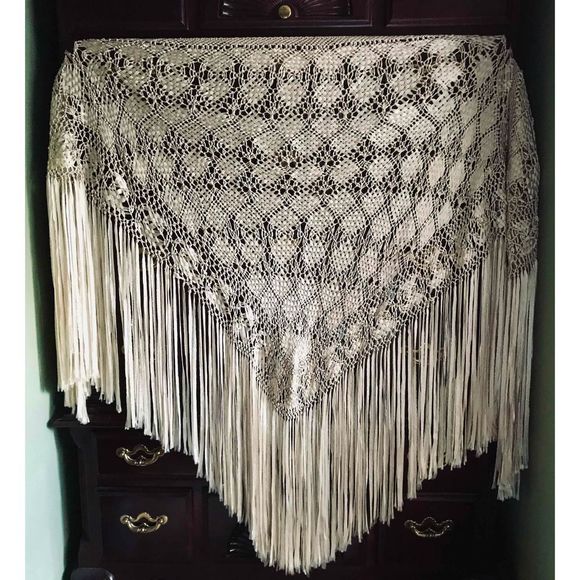 Wrap, Vintage Ivory/Peach 1990s Silk Macreme Shawl with long Fringe - Picture 3 of 10